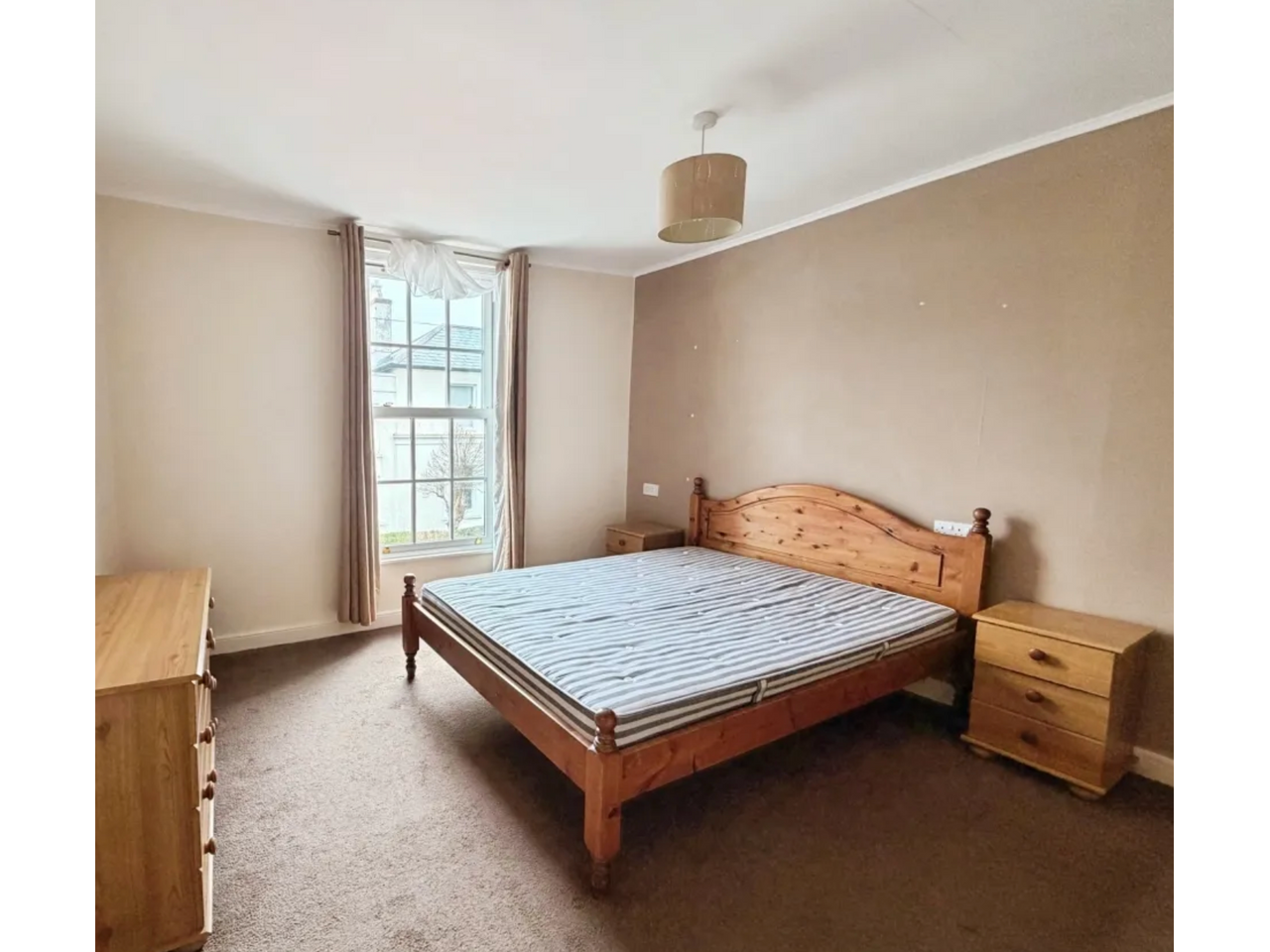 Flat Melbourne Avenue in Greater London