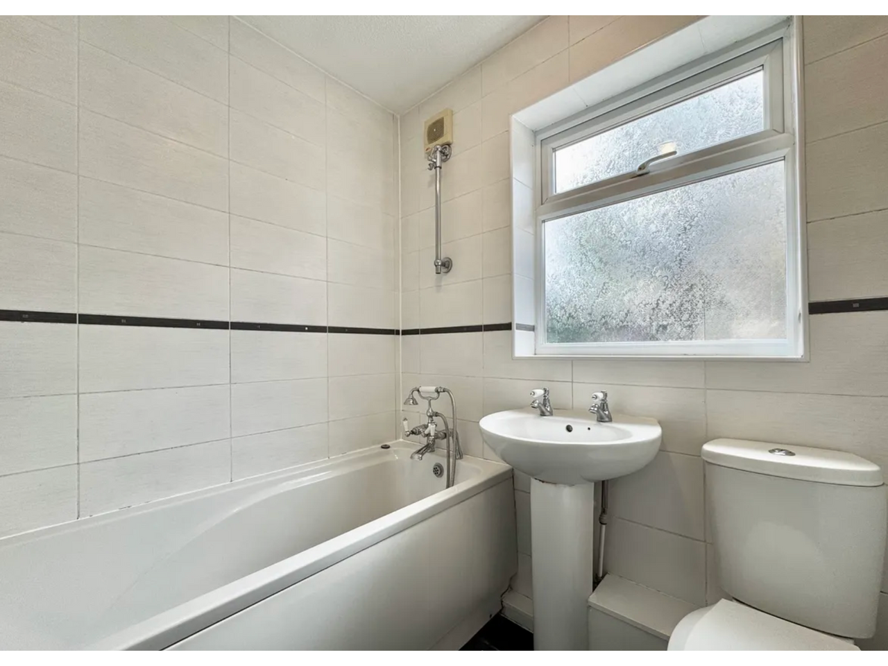 Flat Melbourne Avenue in Greater London