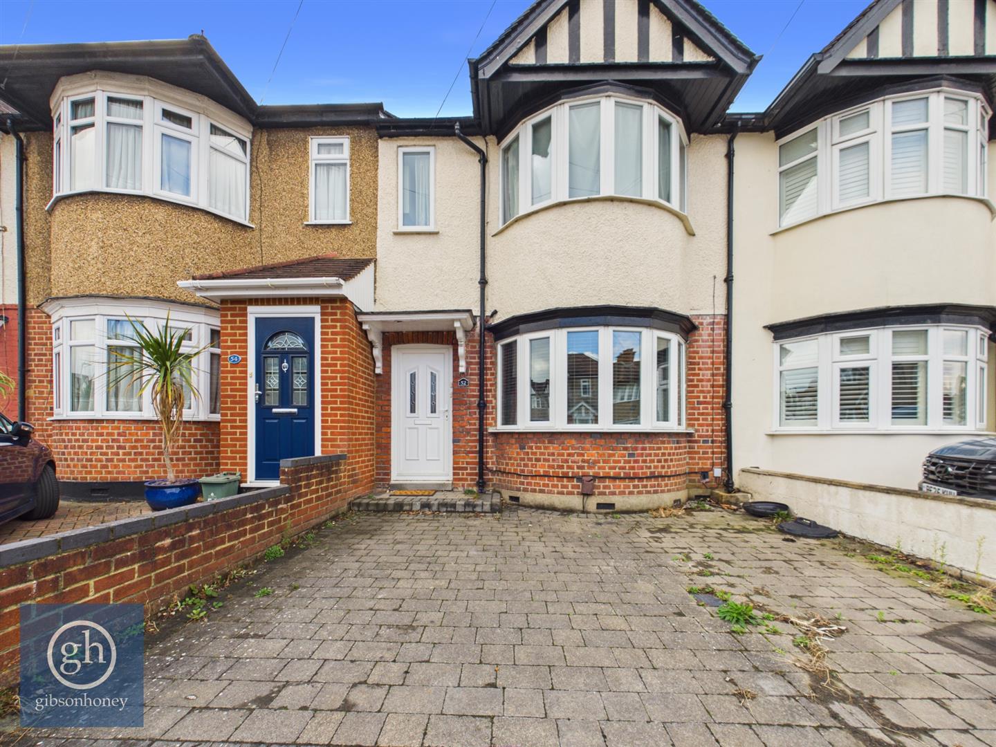 Flat Hartland Drive in Greater London