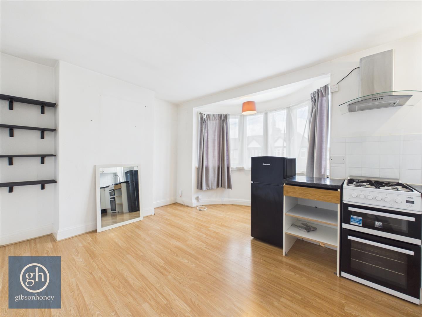 Flat Hartland Drive in Greater London