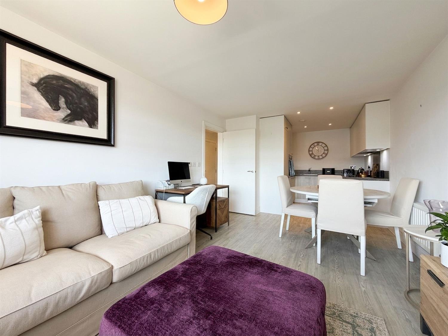 Flat Arundale Walk in Horsham