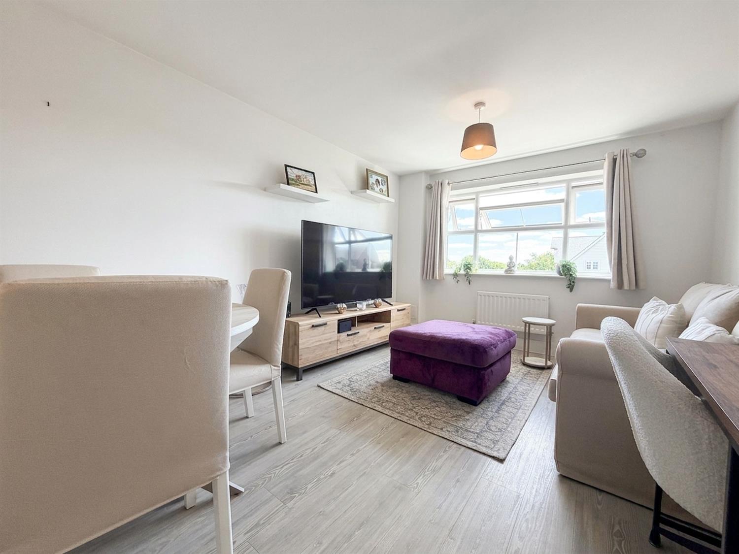Flat Arundale Walk in Horsham