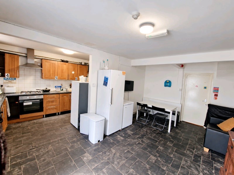Room Birnam Road in Greater London