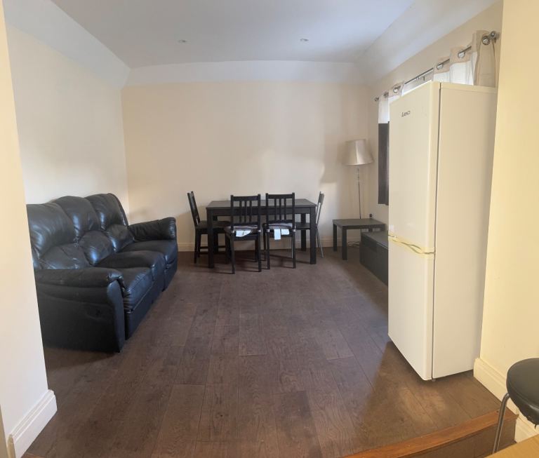 Flat Graemesdyke Avenue in Greater London