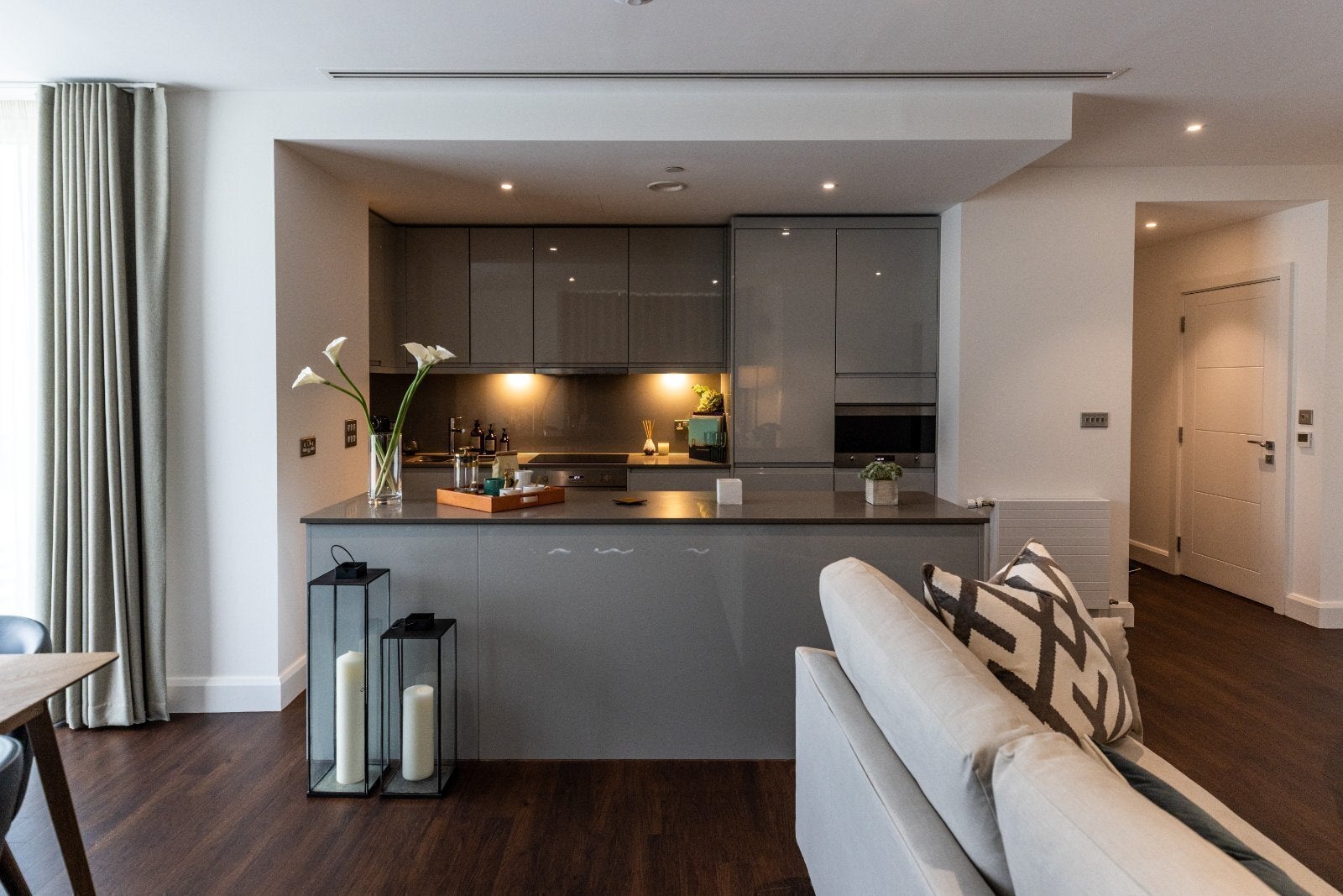 Flat Harbour Way in Greater London