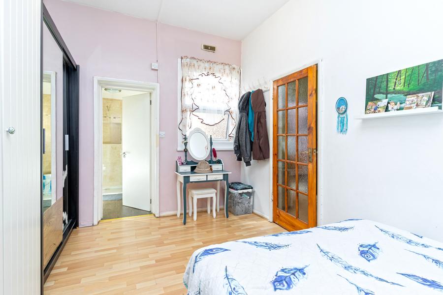 Flat Brigstock Road in Greater London