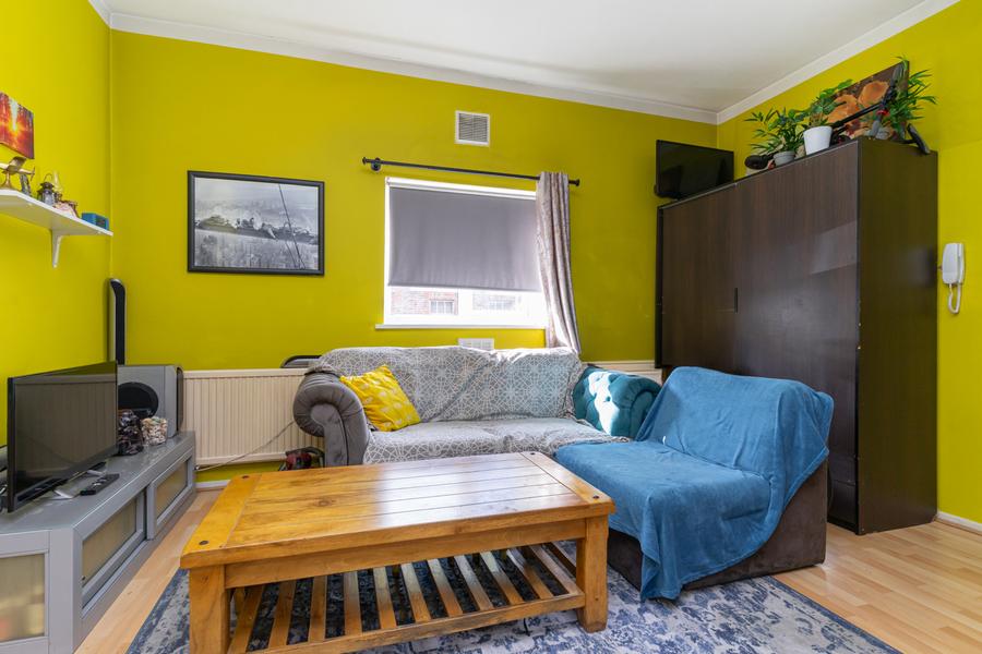 Flat Brigstock Road in Greater London