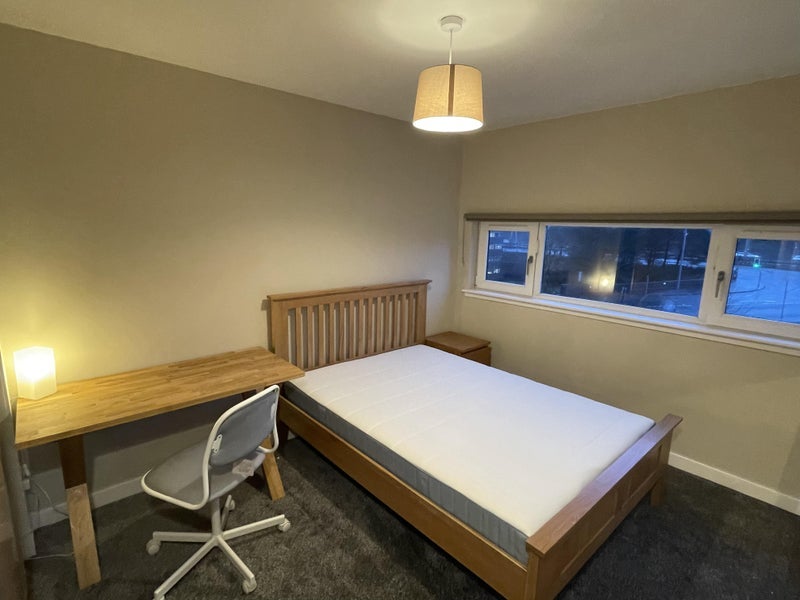 Room Firpark Court in Glasgow