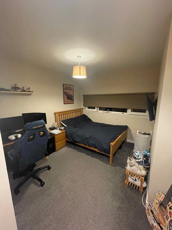 Room Firpark Court in Glasgow