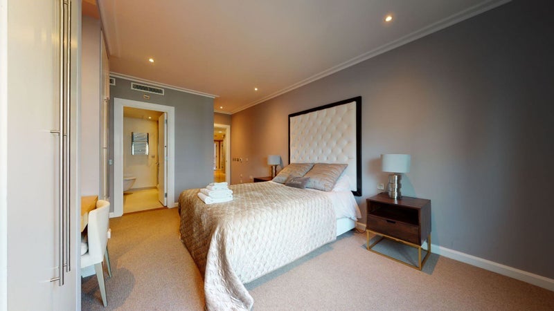 Room South Quay Square in Greater London