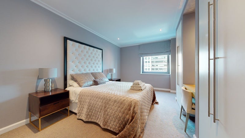 Room South Quay Square in Greater London