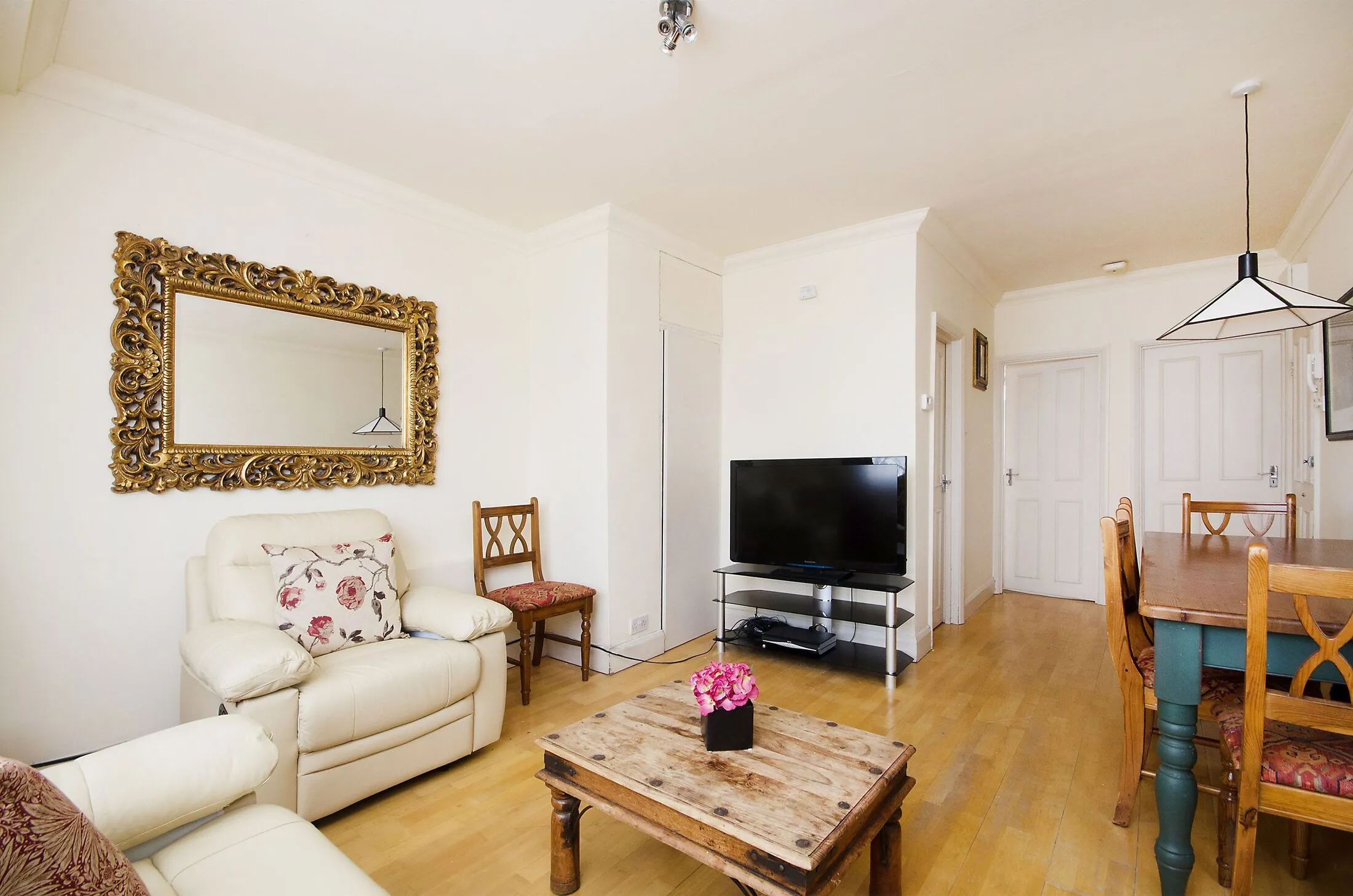 Flat Ifield Road in Greater London