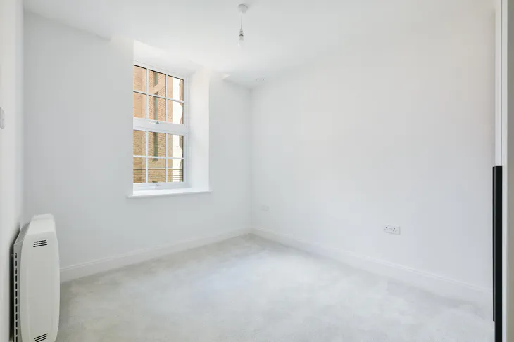 Room Memorial Avenue in Slough