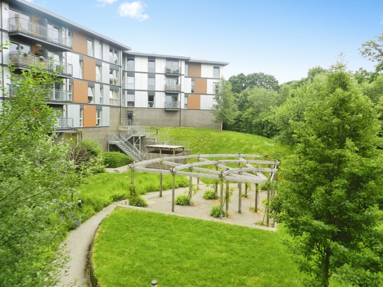 Flat Commonwealth Drive in Crawley