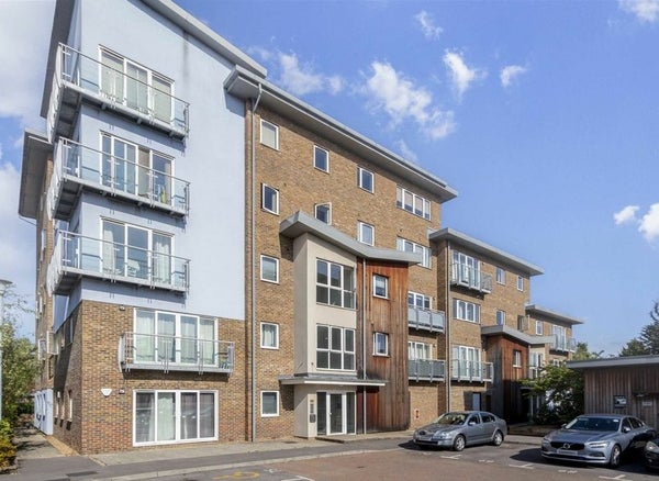 Flat Sundeala Close in Sunbury-on-Thames