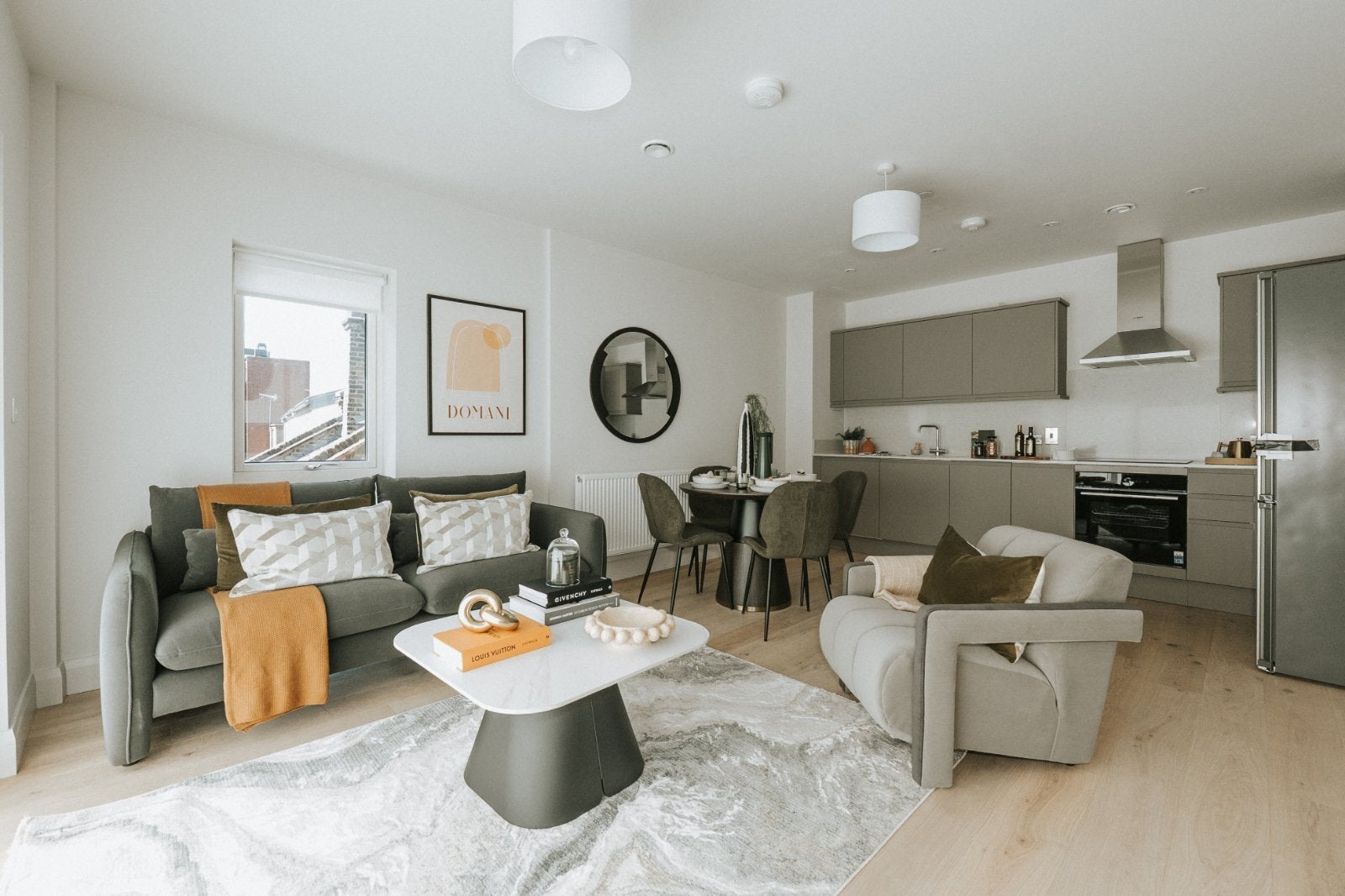 Flat Clapham High Street in Greater London