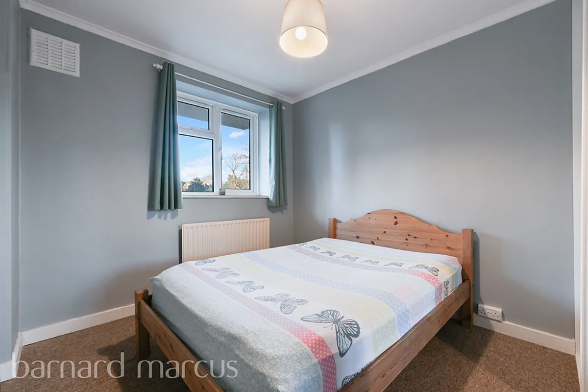 Flat Heaver Road in Greater London