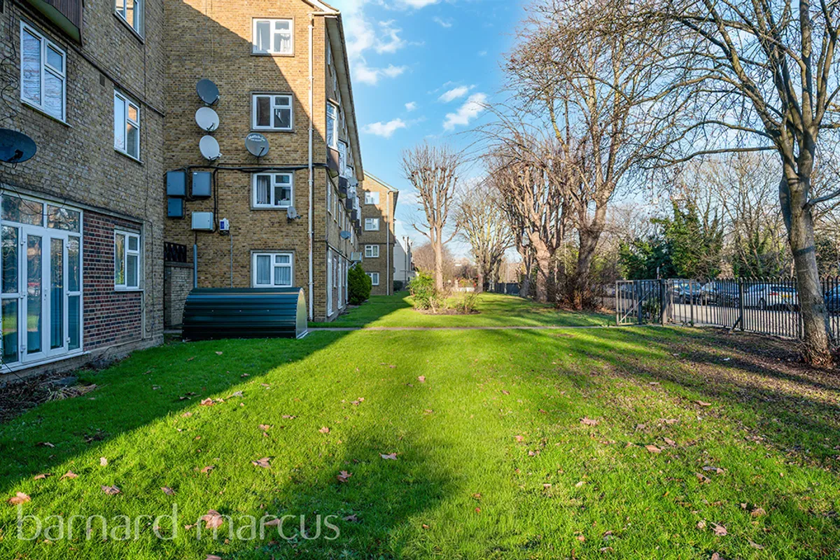 Flat Heaver Road in Greater London