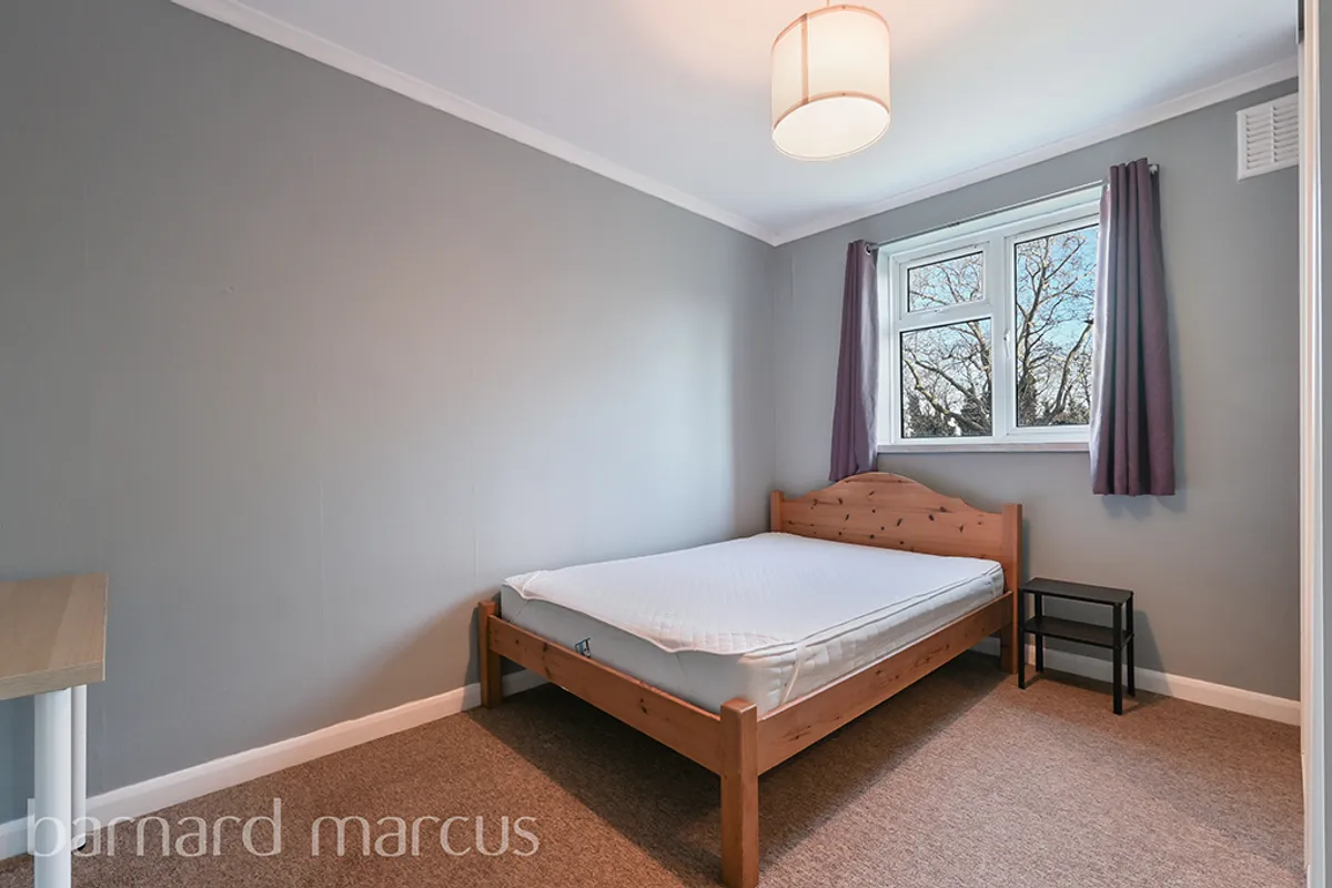 Flat Heaver Road in Greater London