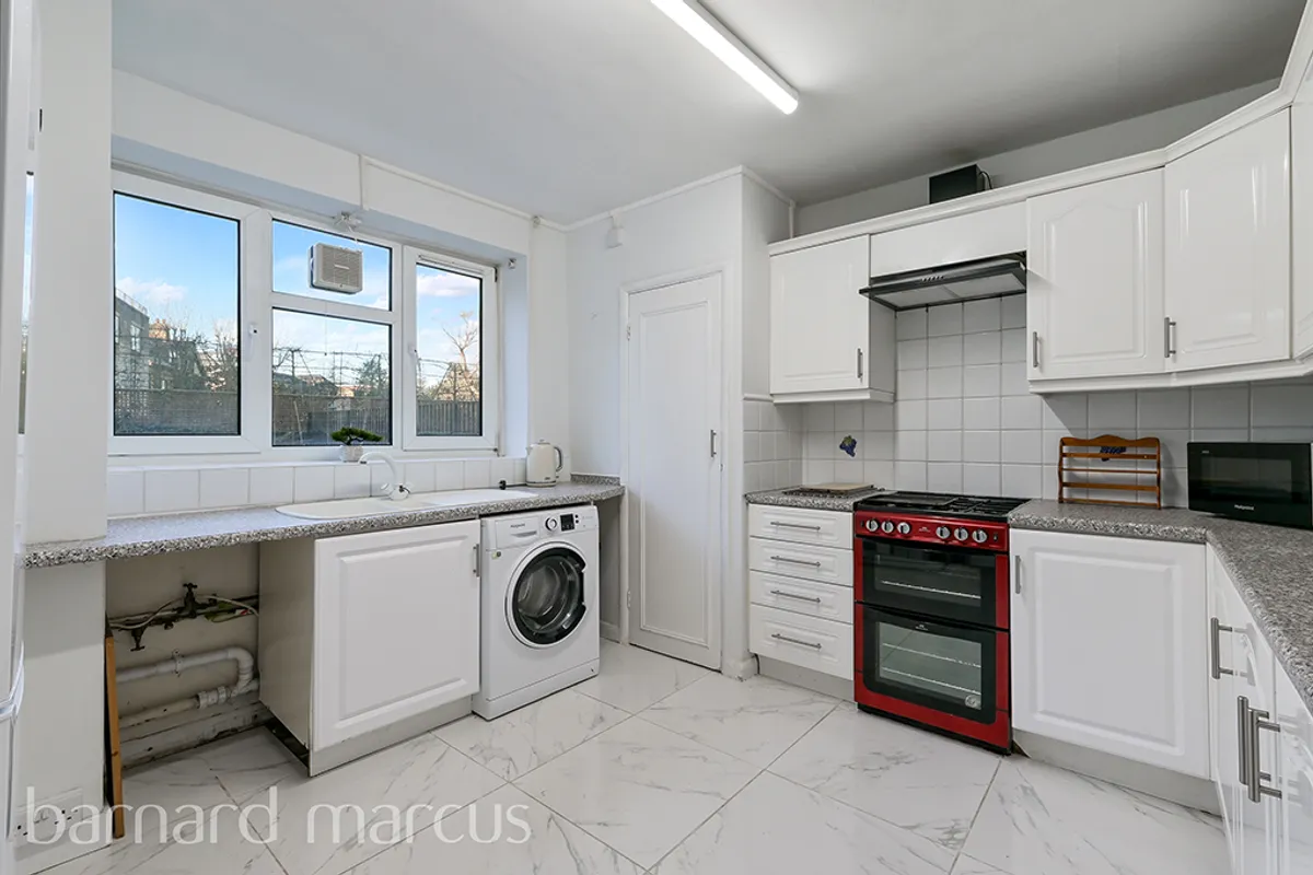Flat Heaver Road in Greater London