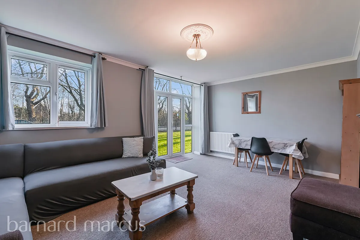 Flat Heaver Road in Greater London