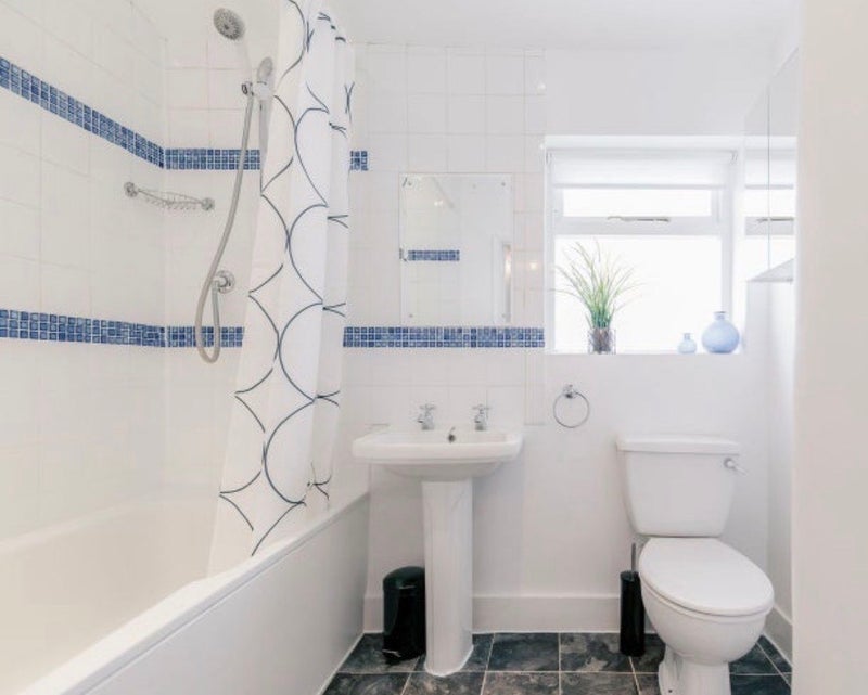 Room Hydethorpe Road in Greater London