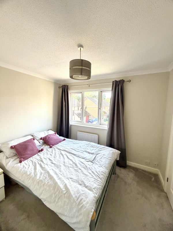 Room Maidenbower Drive in Crawley