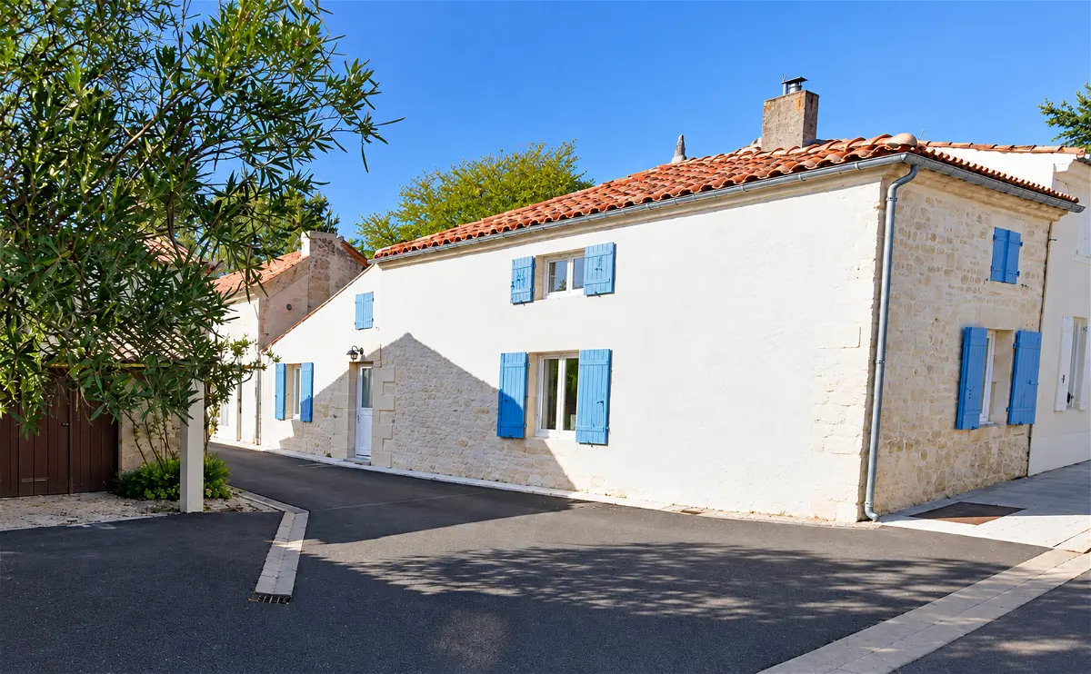House Rue de la Mairie in Soulignonne