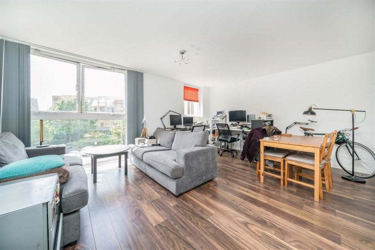 Flat Asher Way in Greater London