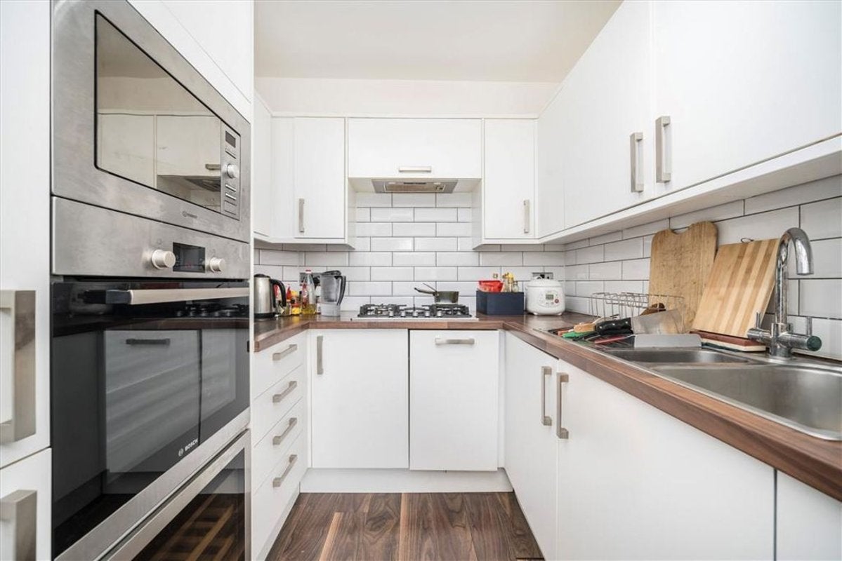 Flat Asher Way in Greater London