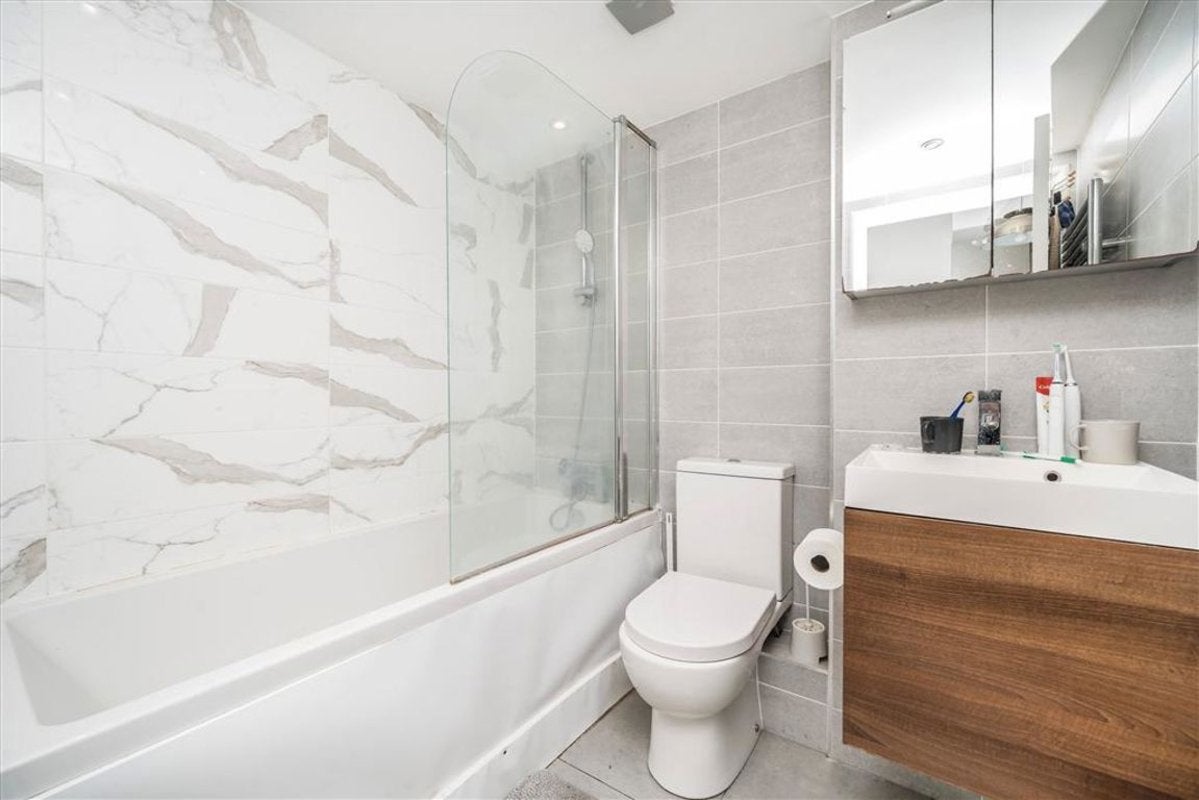 Flat Asher Way in Greater London