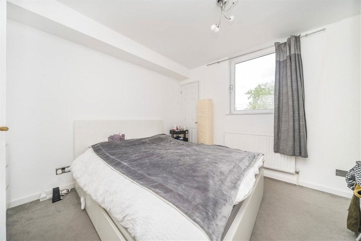 Flat Asher Way in Greater London