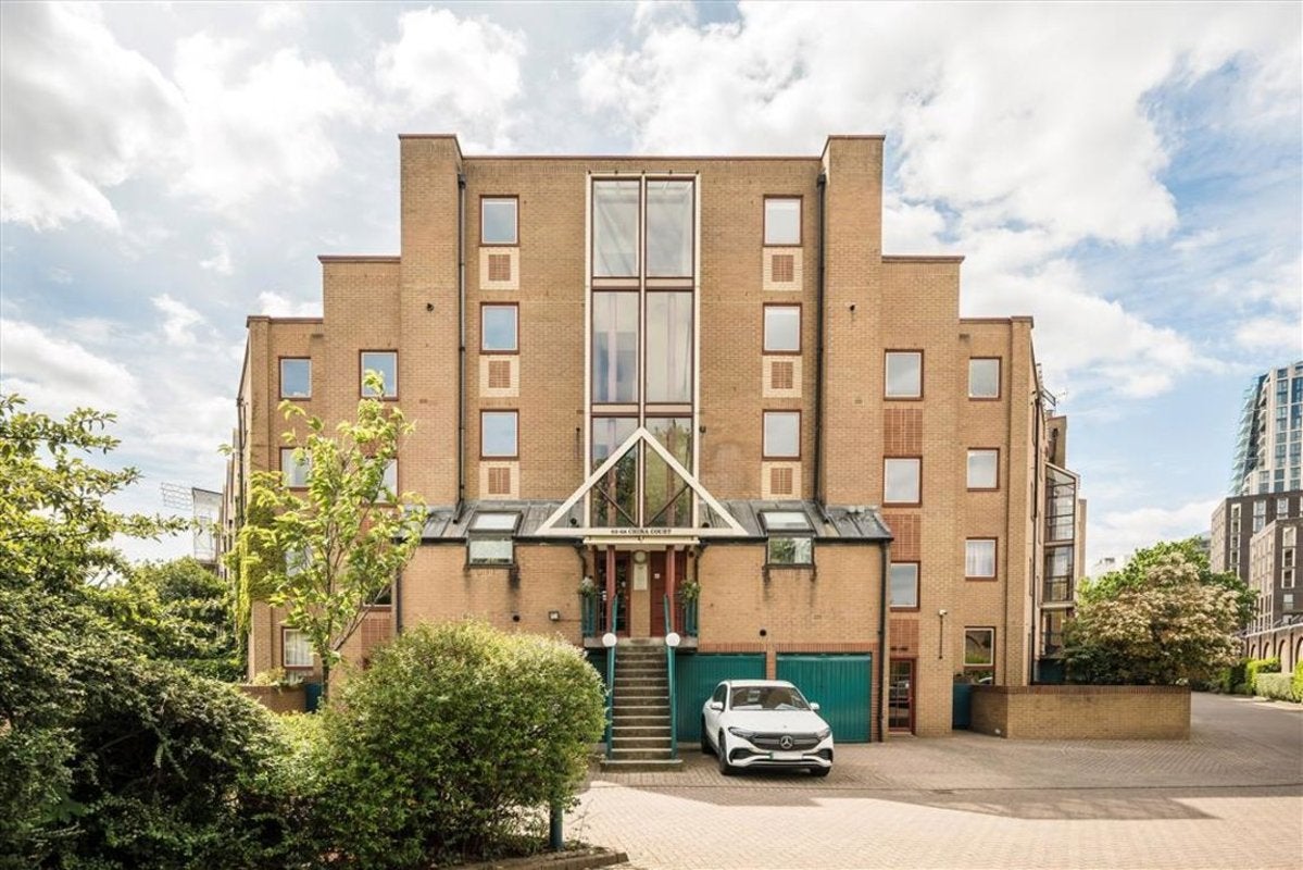 Flat Asher Way in Greater London