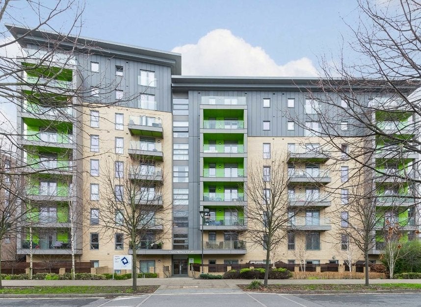 Flat Lakeside Drive in Greater London