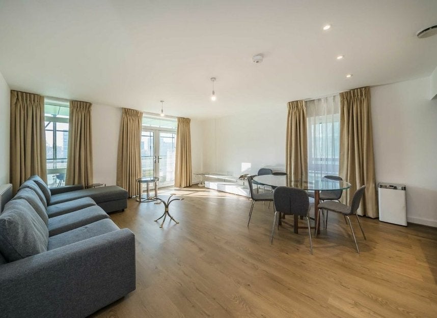 Flat Lakeside Drive in Greater London