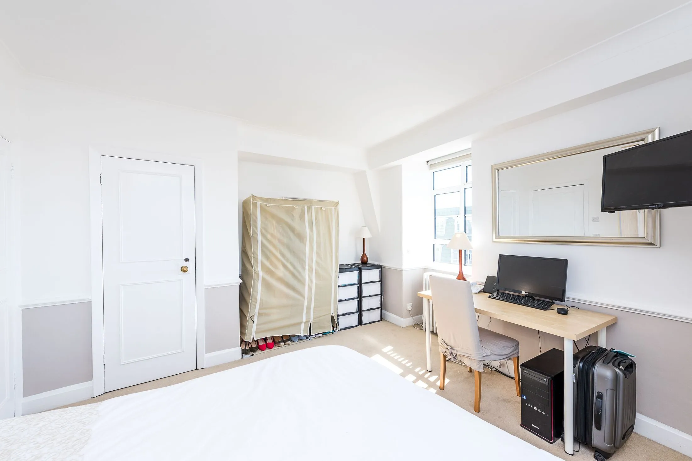 Flat Sloane Avenue in Greater London