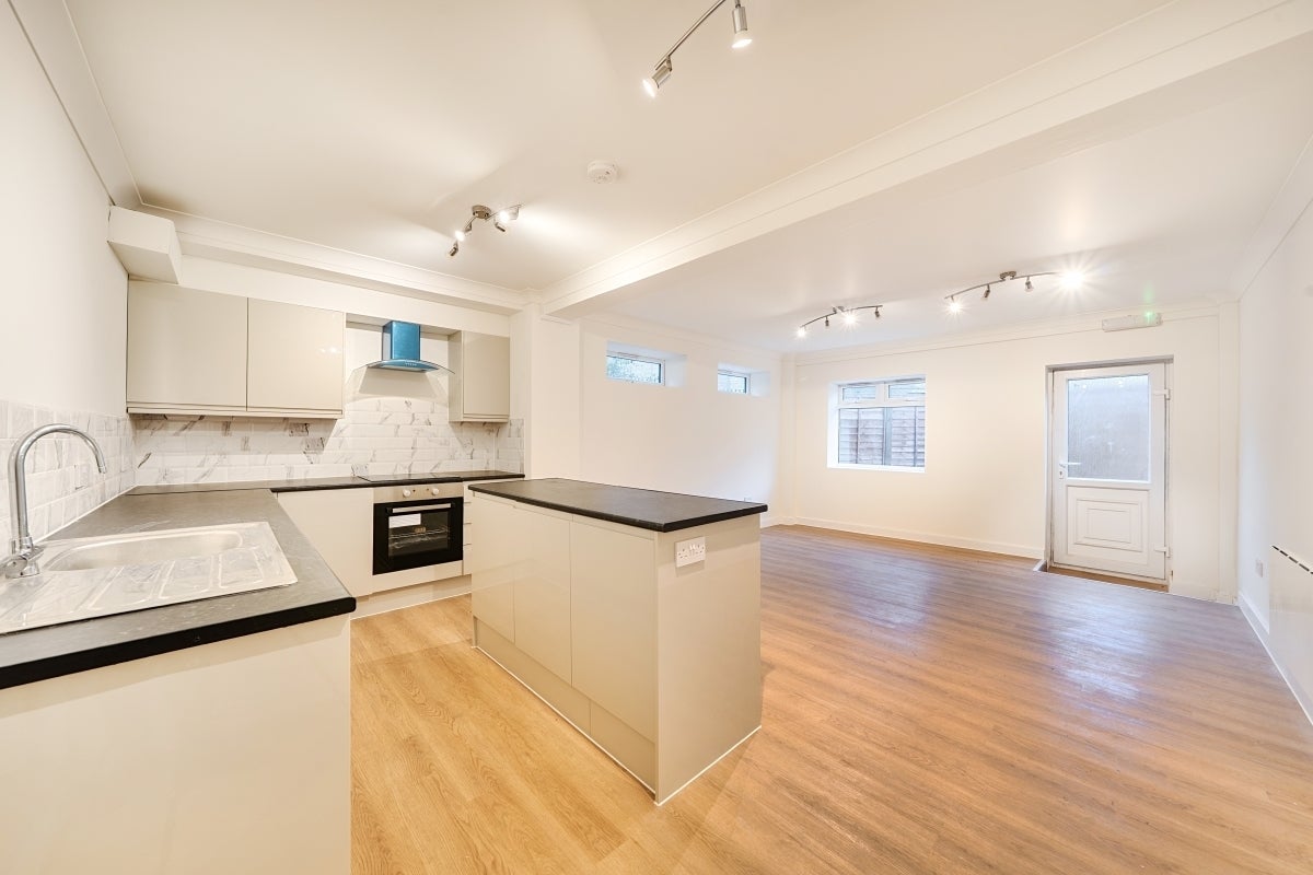 Flat Peterborough Road in Greater London