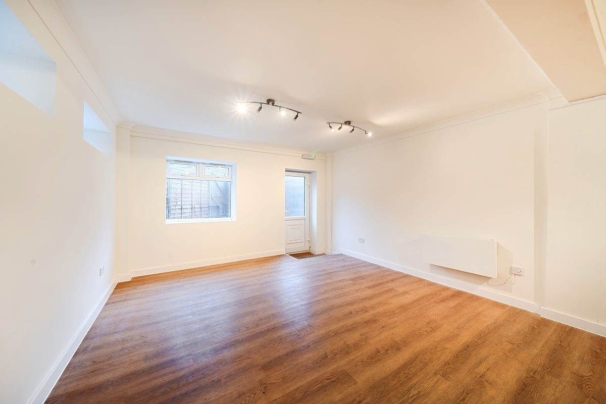 Flat Peterborough Road in Greater London