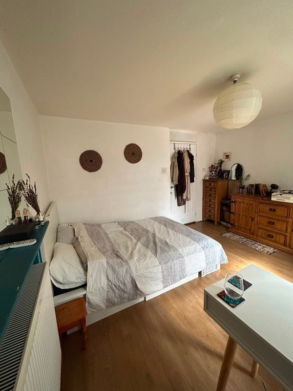 Room Nicholay Road in Greater London