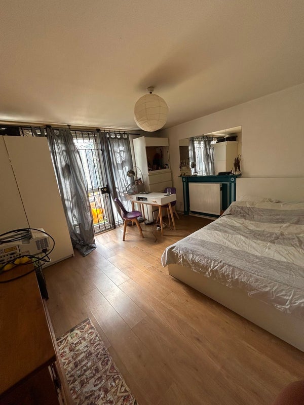 Room Nicholay Road in Greater London