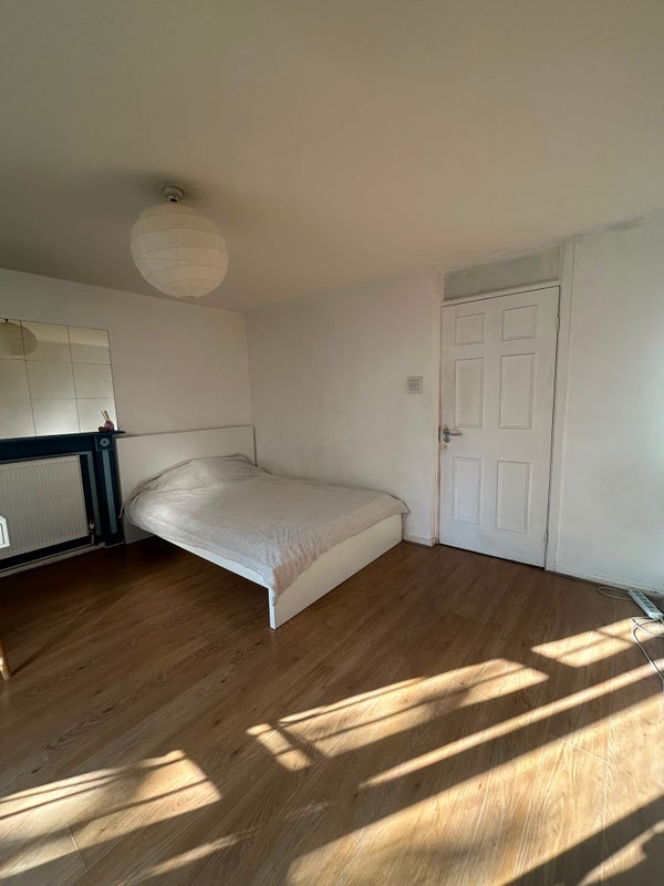 Room Nicholay Road in Greater London