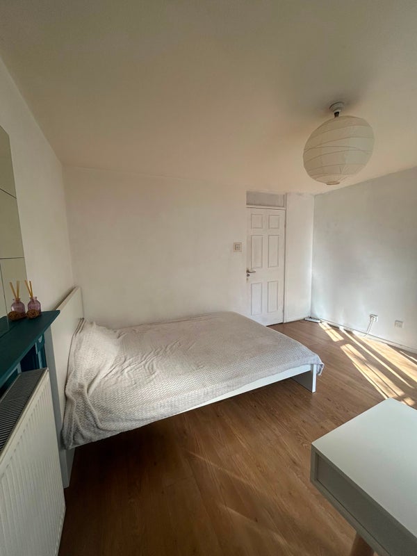 Room Nicholay Road in Greater London
