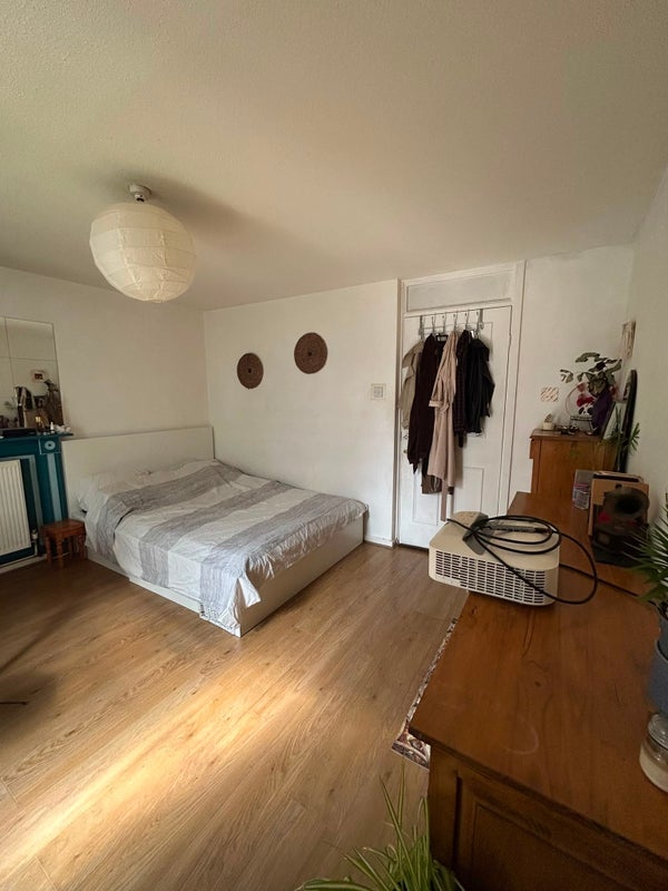 Room Nicholay Road in Greater London