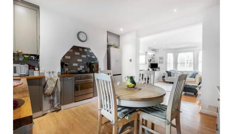 Room Gauden Road in Greater London