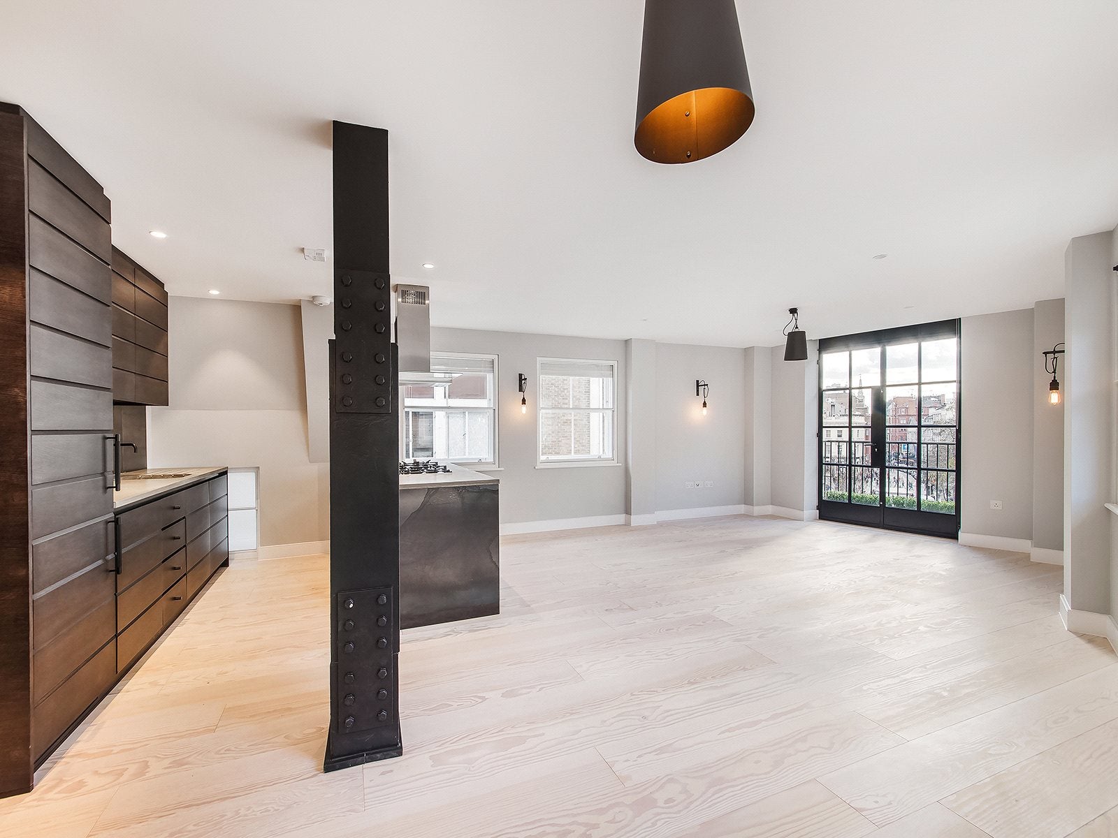 Flat Earlham Street in Greater London