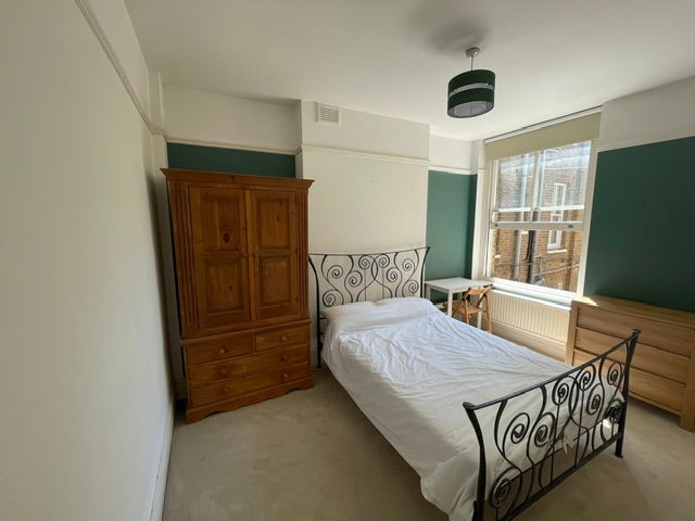 Flat Bonneville Gardens in Greater London