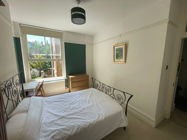 Flat Bonneville Gardens in Greater London