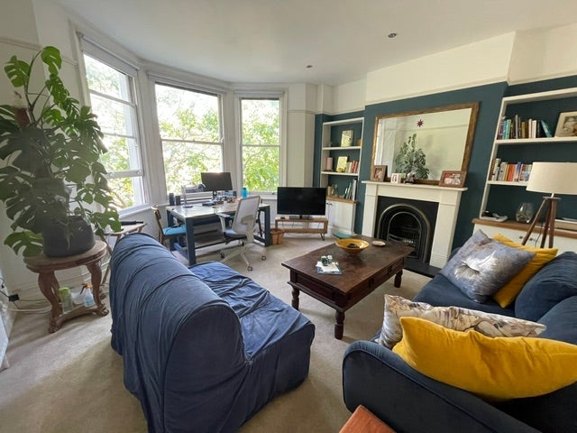 Flat Bonneville Gardens in Greater London