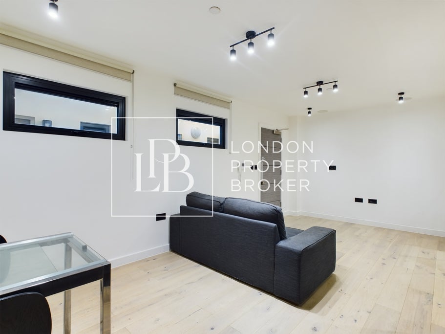 Flat Clifford Road in Greater London
