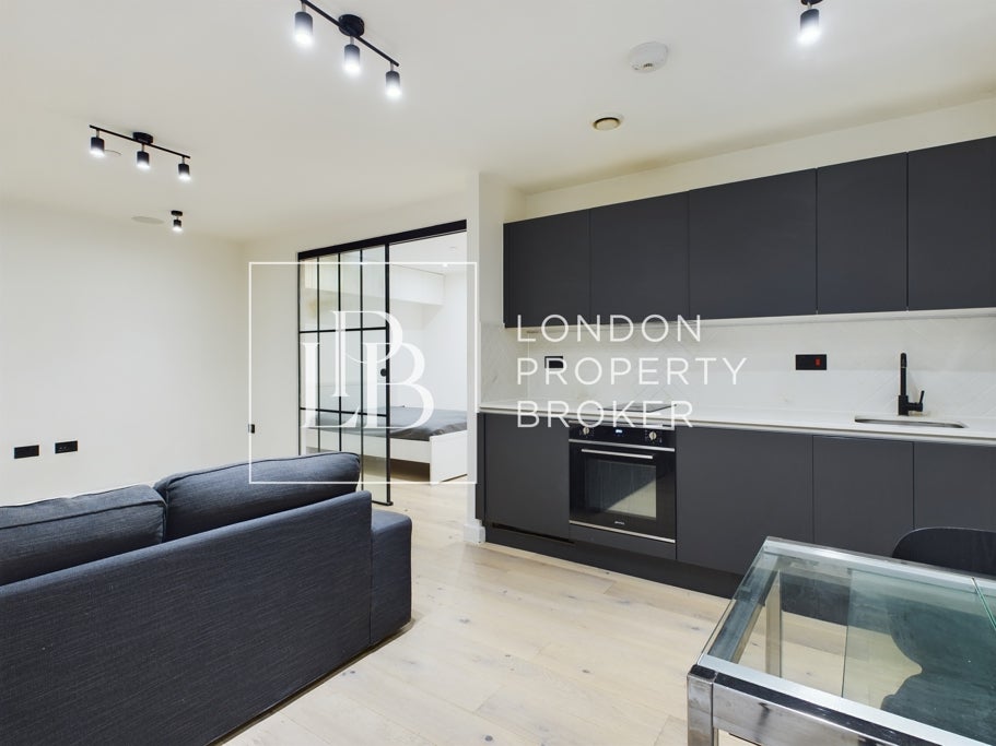 Flat Clifford Road in Greater London
